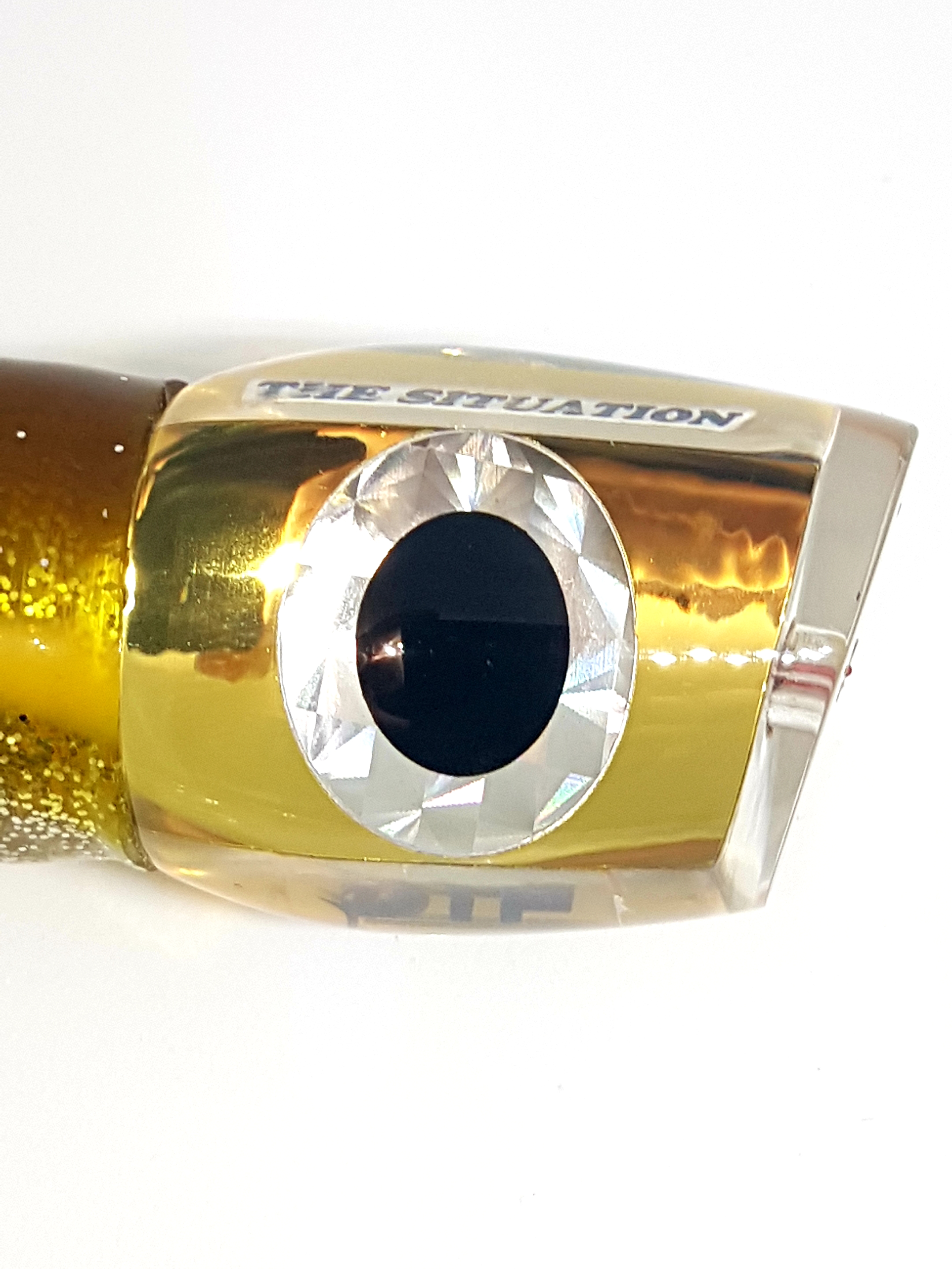 THE SITUATION This is a short or long corner lure. Its
place is cemented on the long corner
of the DTF spread. It has a wide side
to side motion and long bubble trail.
Great for getting the attention of any
passing billfish!
